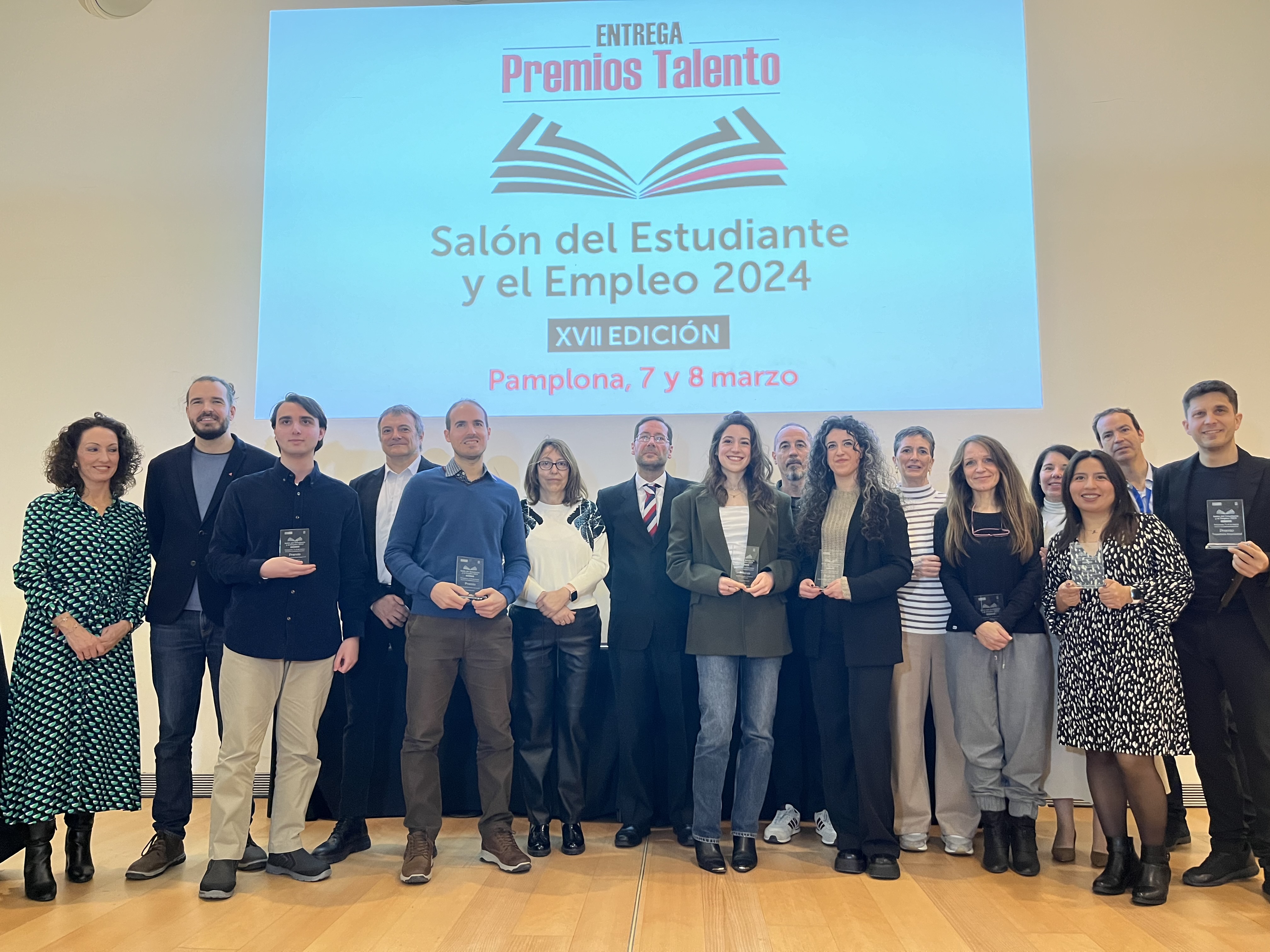 Mª Esther Tobarra recibe el Premio Talento al mejor expediente de UNED Pamplona